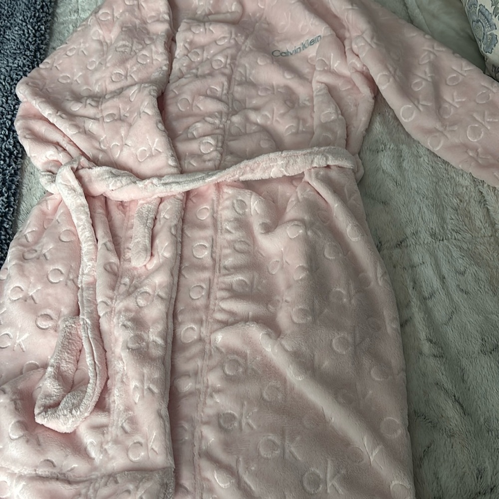 brand new w tickets on calvin  klein pink bathrobe size M/L